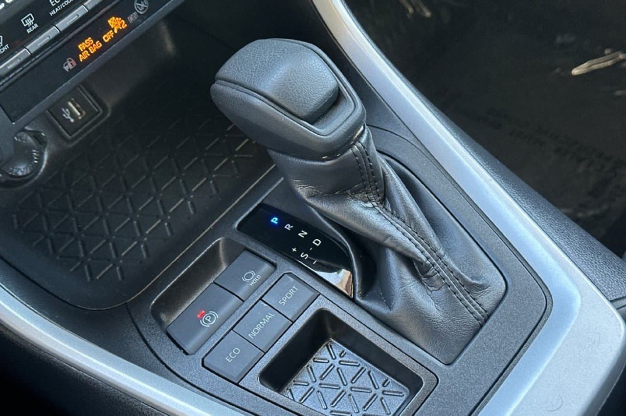 2025 Toyota RAV4 XLE 18