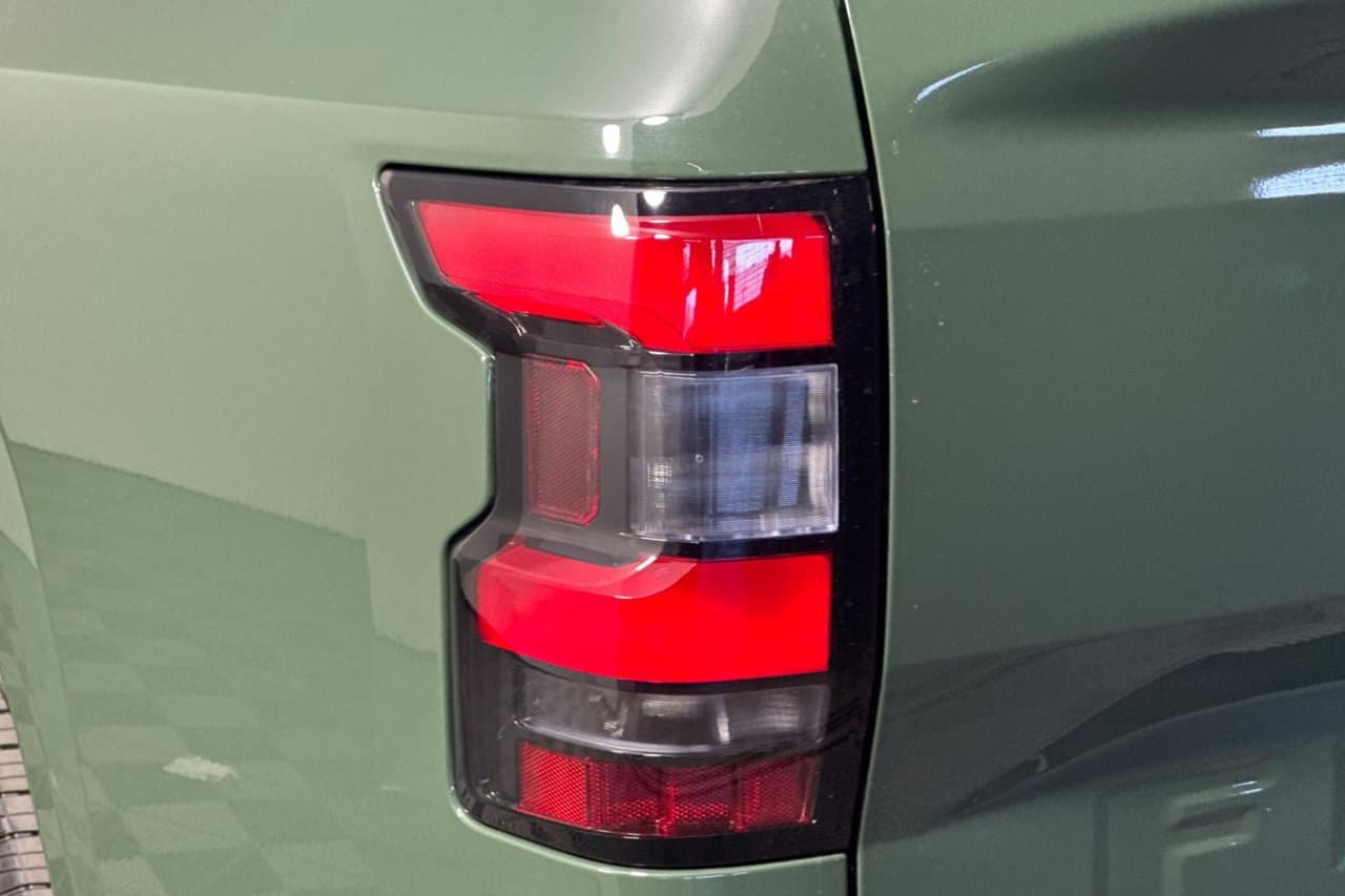 2027 Nissan Frontier SV 22