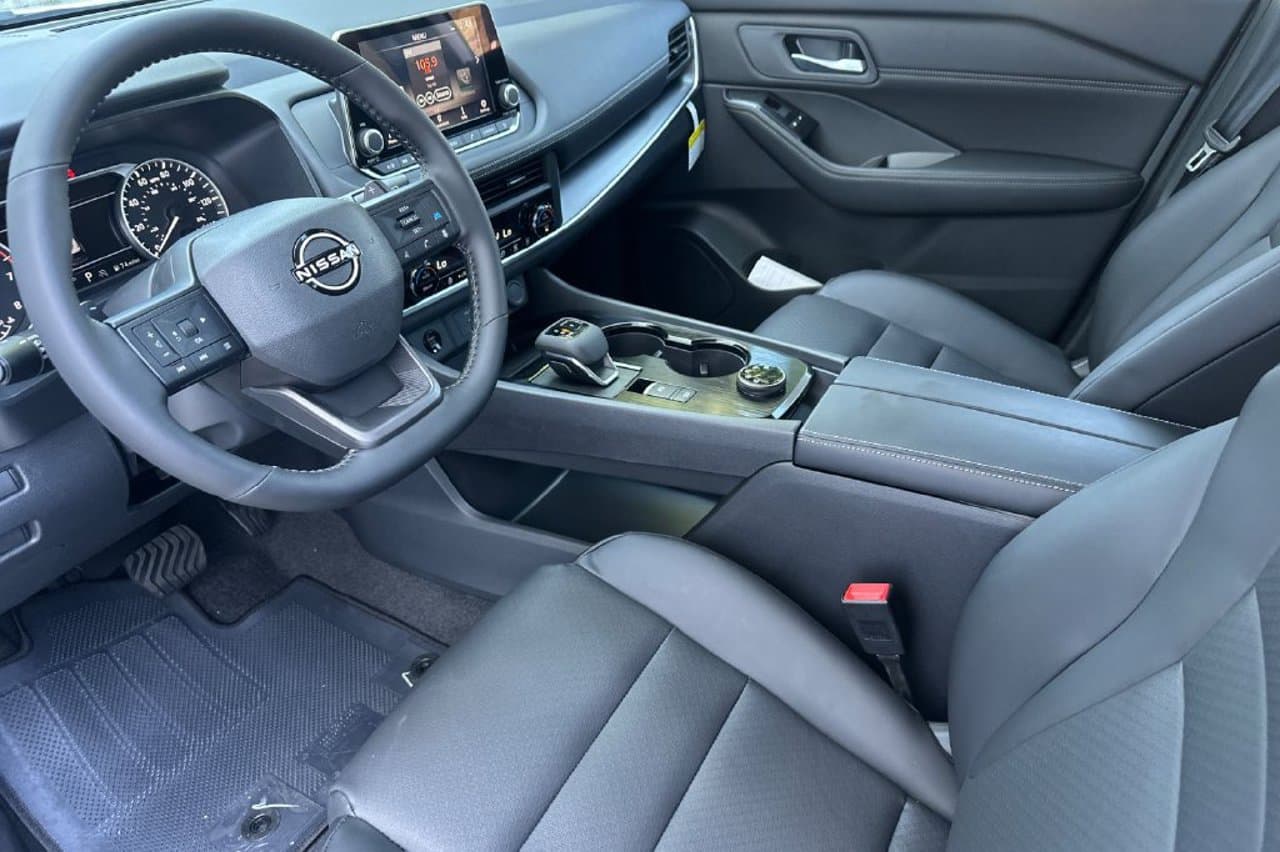 2026 Nissan Rogue Dark Armor 8