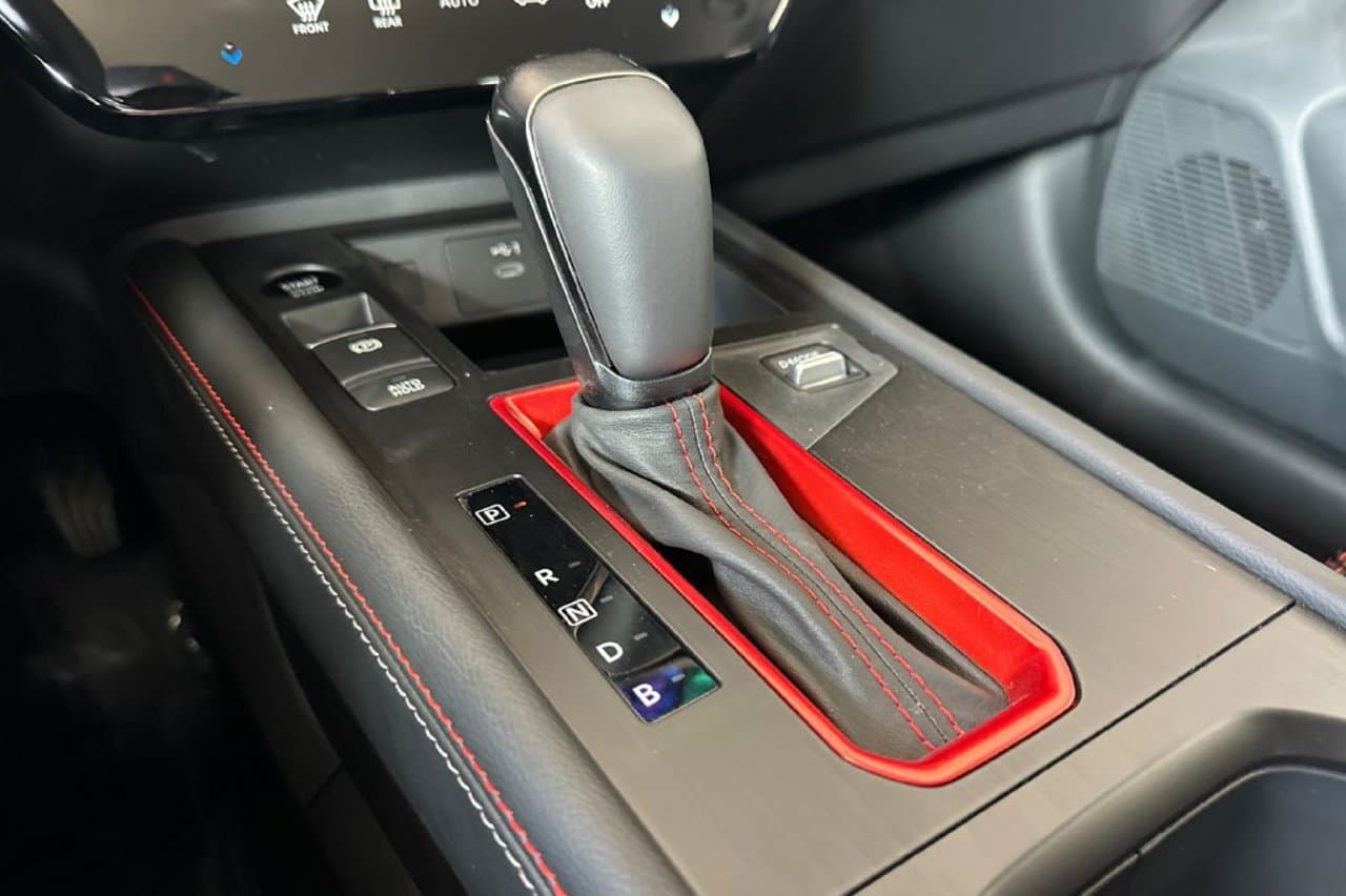 2026 Nissan Kicks SR 18