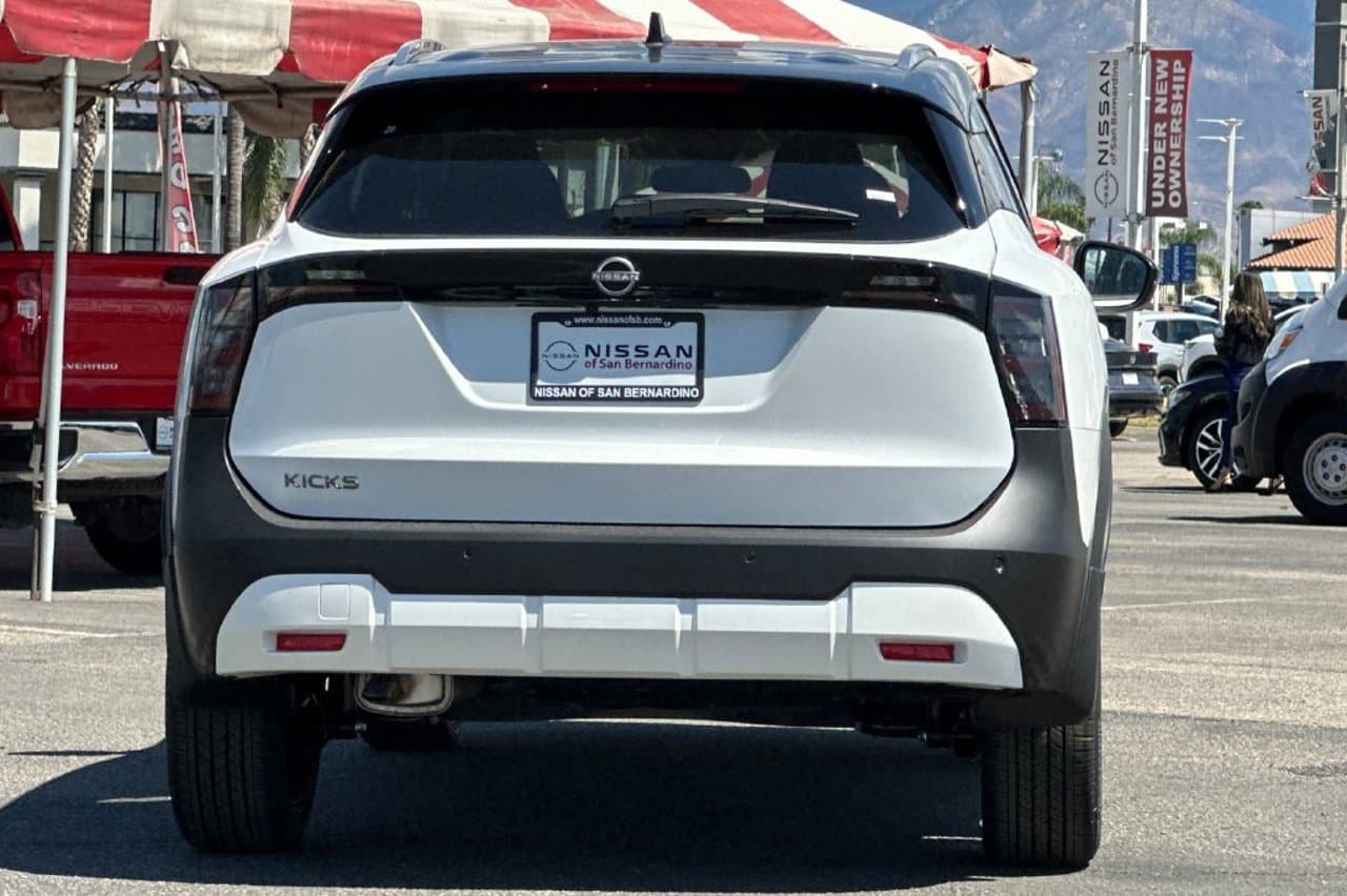 2027 Nissan Kicks SR 4