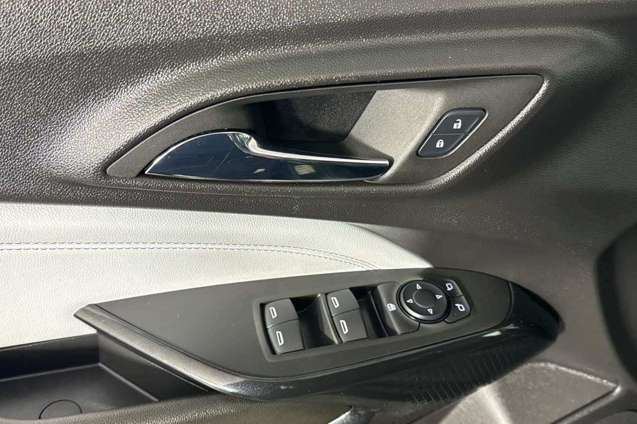 2025 Chevrolet Trax LT 8