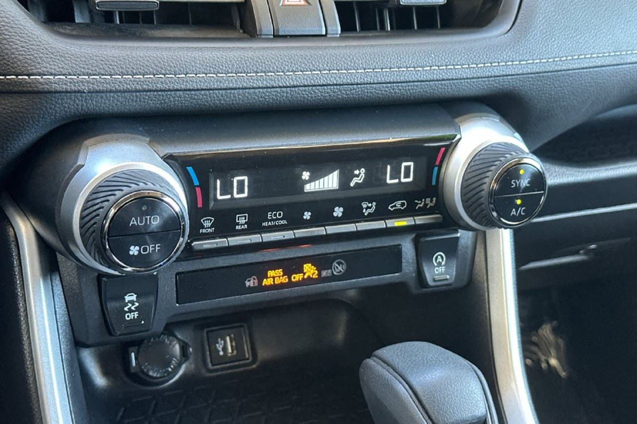 2025 Toyota RAV4 XLE 17